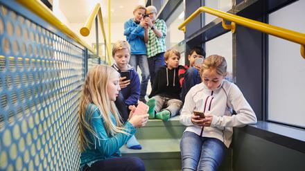 Der ständige Griff zum Handy beeinflusst die Aufmerksamkeit, Motivation und Selbstregulation von Kindern. 