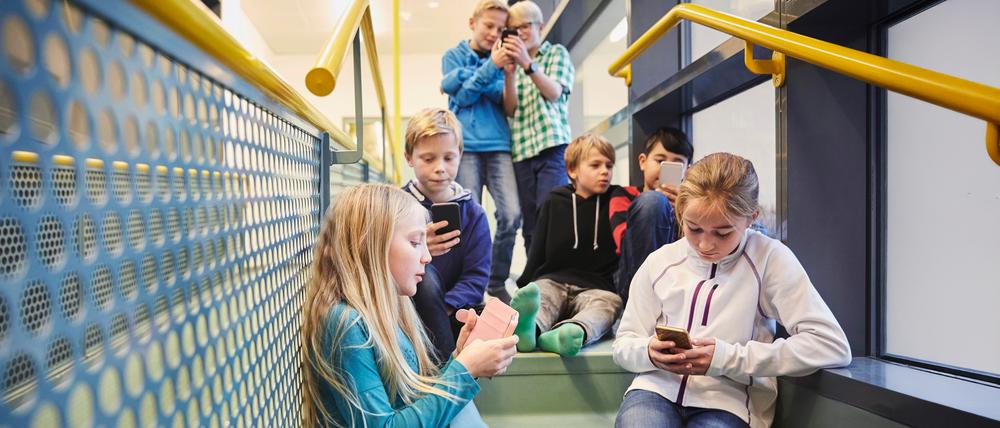 Der ständige Griff zum Handy beeinflusst die Aufmerksamkeit, Motivation und Selbstregulation von Kindern.