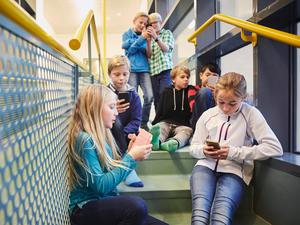 Der ständige Griff zum Handy beeinflusst die Aufmerksamkeit, Motivation und Selbstregulation von Kindern. 