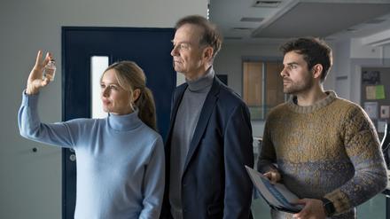 Die Kommissare Linett Wachow (Stefanie Stappenbeck, l-r), Reddemann (Arnfried Lerche) und Nils Makowski (Lucas Reiber) begutachten ein Fläschchen mit einem „Wundermittel“ in einer Szene aus der 100. Folge.