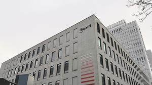 Notaufnahme der Charité am Campus in Mitte. Dahinter der Bettenturm der Klinik. (Archivbild)