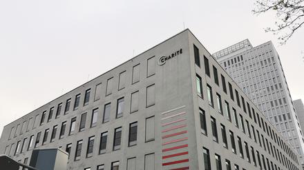 Notaufnahme der Charité am Campus in Mitte. Dahinter der Bettenturm der Klinik. (Archivbild)