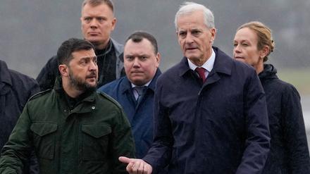 Norwegens Ministerpräsident Jona Gahr Støre (r) begrüßt den ukrainischen Präsidenten Wolodymyr Selenskyj bei dessen Ankunft in Gardermoen. 
