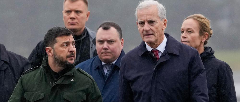 Norwegens Ministerpräsident Jona Gahr Støre (r) begrüßt den ukrainischen Präsidenten Wolodymyr Selenskyj bei dessen Ankunft in Gardermoen.