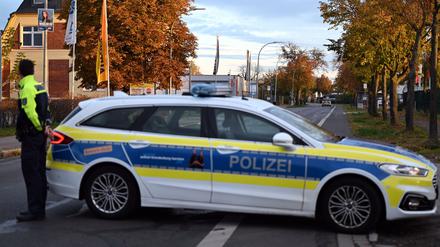 Ein Polizist sperrt wegen der Entschärfung einer Weltkriegsbombe im Ortsteil Sachsenhausen eine Straße ab.