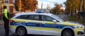 Ein Polizist sperrt wegen der Entschärfung einer Weltkriegsbombe im Ortsteil Sachsenhausen eine Straße ab.