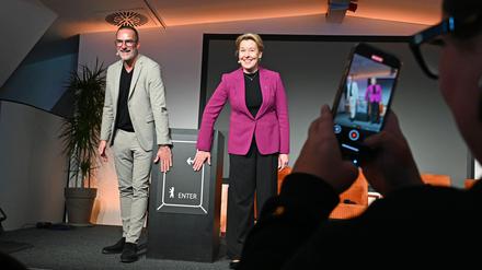 Stefan Franzke, Geschäftsführer der Wirtschaftsförderung Berlin Partner, und Wirtschaftssenatorin Franziska Giffey (SPD) eröffneten den neuen Hub in Alt-Treptow. 