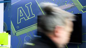Ein Schriftzug AI für «Artificial Intelligence» (dt. Künstliche Intelligenz) bei der Industriemesse Hannover Messe 2025. 