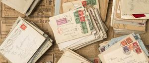 Eingewickelt in Zeitungspapier, von Nachfahren entdeckt. Die Liebesbriefe von Anna Seghers, bürgerlich Netty Reiling, an ihren Verlobten Laszlo Radvanyi.