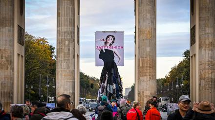 Die Umweltschützer wollen mit der Kunst-Aktion ein Zeichen gegen Müllberge aus Klamotten setzen, für die sie die Modeindustrie mitverantwortlich machen.