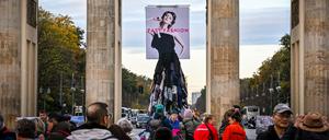 Die Umweltschützer wollen mit der Kunst-Aktion ein Zeichen gegen Müllberge aus Klamotten setzen, für die sie die Modeindustrie mitverantwortlich machen.