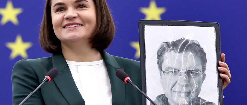 Die belarussische Oppositionsführerin Swetlana Tichanowskaja zeigt ein Bild von Andrzej Poczobut.