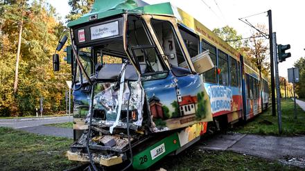Eine beschädigte Bahn der Straßenbahnlinie 88 steht auf den Schienen nach einem Unfall  zweier Straßenbahnen. 