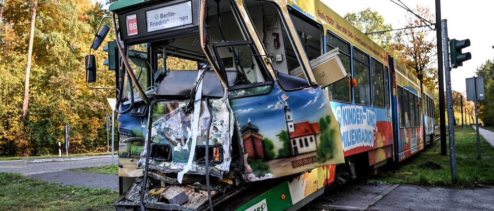 Eine beschädigte Bahn der Straßenbahnlinie 88 steht auf den Schienen nach einem Unfall zweier Straßenbahnen.
