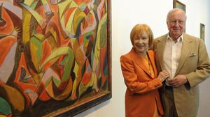 Die Kunstsammler und Mäzene Ulla und Heiner Pietzsch  mit André Massons „Massaker“ von 1931. 