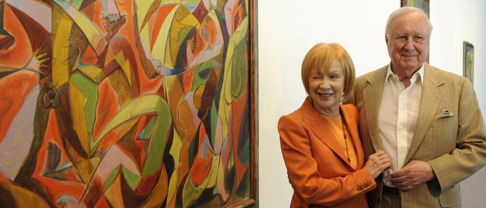Die Kunstsammler und Mäzene Ulla und Heiner Pietzsch mit André Massons „Massaker“ von 1931.