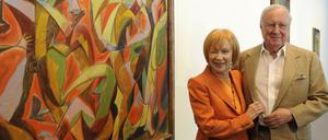 Die Kunstsammler und Mäzene Ulla und Heiner Pietzsch  mit André Massons „Massaker“ von 1931. 