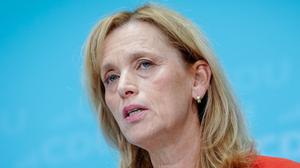 Karin Prien (CDU), Bundesministerin für Bildung, Familie, Senioren, Frauen und Jugend, gibt nach den Gremiensitzungen ihrer Partei in der CDU-Zentrale eine Pressekonferenz (Archivbild).