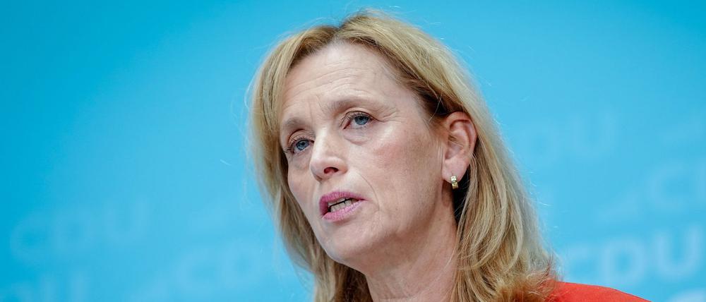 Karin Prien (CDU), Bundesministerin für Bildung, Familie, Senioren, Frauen und Jugend, gibt nach den Gremiensitzungen ihrer Partei in der CDU-Zentrale eine Pressekonferenz (Archivbild).