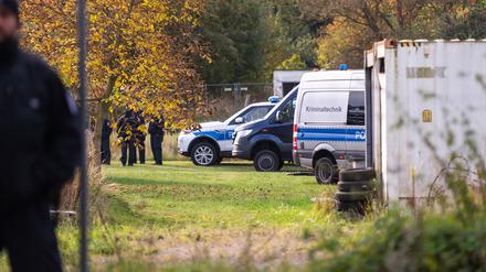 Polizisten stehen auf einem Grundstück. Im Fall der seit mehr als sechs Jahren vermissten Rebecca aus Berlin-Neukölln sucht die Polizei auf einem Grundstück in Brandenburg nach Beweismitteln wegen des Verdachts eines Tötungsdelikts. 
