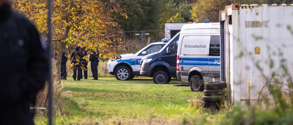 Polizisten stehen auf einem Grundstück. Im Fall der seit mehr als sechs Jahren vermissten Rebecca aus Berlin-Neukölln sucht die Polizei auf einem Grundstück in Brandenburg nach Beweismitteln wegen des Verdachts eines Tötungsdelikts.