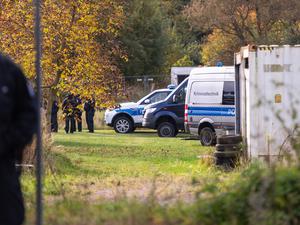 Polizisten stehen auf einem Grundstück. Im Fall der seit mehr als sechs Jahren vermissten Rebecca aus Berlin-Neukölln sucht die Polizei auf einem Grundstück in Brandenburg nach Beweismitteln wegen des Verdachts eines Tötungsdelikts. 