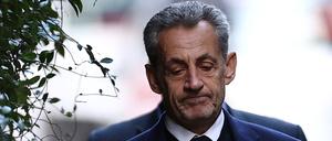 Der ehemalige französische Präsident Nicolas Sarkozy verlässt am Tag seiner Inhaftierung im Gefängnis Santé sein Haus.
