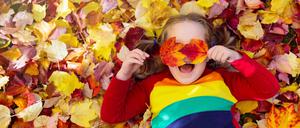 Kids play in autumn park. Children throwing yellow and red leaves. Little girl with oak and maple leaf. Fall foliage. Family outdoor fun in autumn. Toddler kid or preschooler child in fall. Kind Herbst Laub
IMAGO / Depositphotos
Medien-ID0510461249