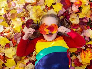 Kids play in autumn park. Children throwing yellow and red leaves. Little girl with oak and maple leaf. Fall foliage. Family outdoor fun in autumn. Toddler kid or preschooler child in fall. Kind Herbst Laub
IMAGO / Depositphotos
Medien-ID0510461249