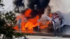 Rauch steigt aus einem brennenden Zelt vor dem Parlament in Belgrad.