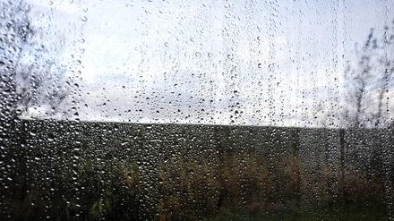 Regentropfen an der Fensterscheibe eines Wohnmobils am 14.10.2025, Fehmarn Schleswig-Holstein.