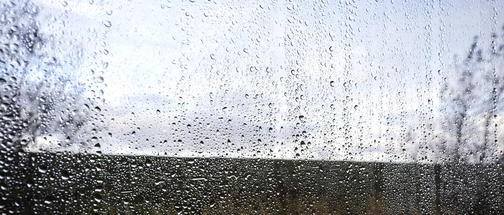 Regentropfen an der Fensterscheibe eines Wohnmobils am 14.10.2025, Fehmarn Schleswig-Holstein.