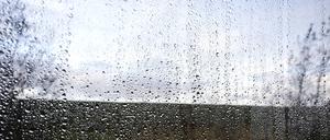 Regentropfen an der Fensterscheibe eines Wohnmobils am 14.10.2025, Fehmarn Schleswig-Holstein.