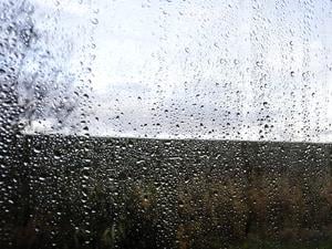Regentropfen an der Fensterscheibe eines Wohnmobils am 14.10.2025, Fehmarn Schleswig-Holstein.