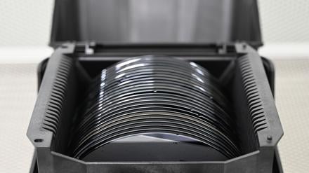 Zwischenprodukte der Halbleiterproduktion, sogenannte Wafer, liegen in einer Box. (Archivbild) 