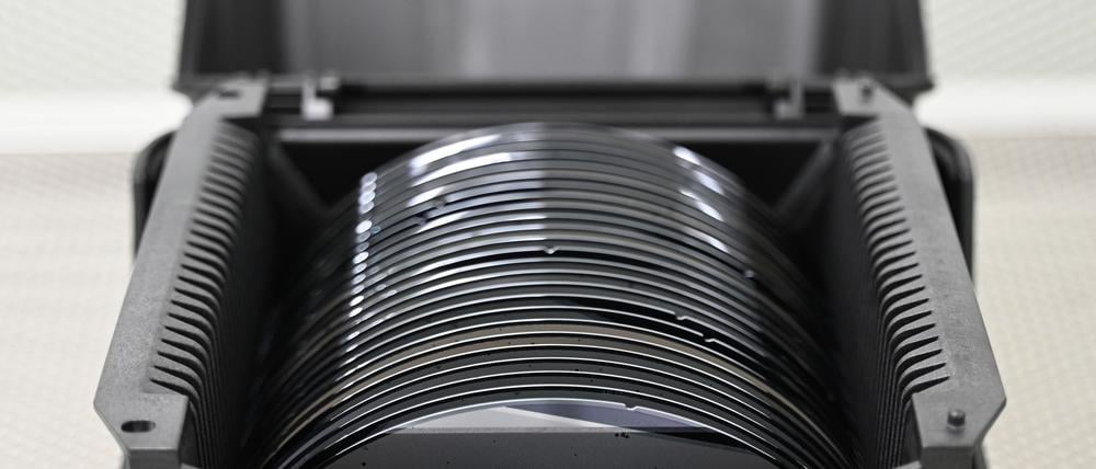 Zwischenprodukte der Halbleiterproduktion, sogenannte Wafer, liegen in einer Box. (Archivbild)