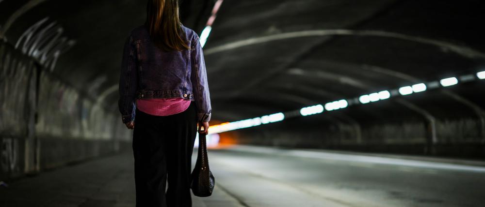 Frauen fühlen sich im öffentlichen Raum häufiger unsicher als Männer.