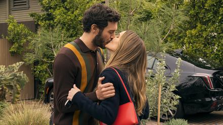 Adam Brody als Noah (links) und Kristen Bell als Joanne in „Nobody Wants This“.
