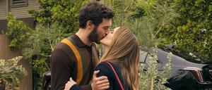 Adam Brody als Noah (links) und Kristen Bell als Joanne in „Nobody Wants This“.