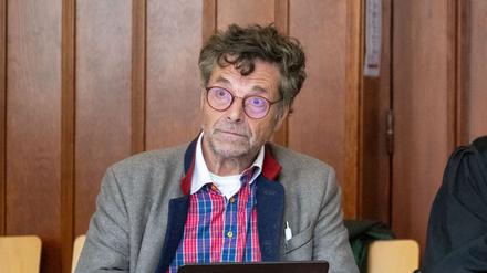 Diether Dehm (l), Musiker und ehemaliger Bundestagsabgeordneter, sitzt in einem Saal im Landgericht Berlin.