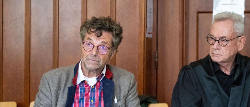 Diether Dehm (l), Musiker und ehemaliger Bundestagsabgeordneter, sitzt in einem Saal im Landgericht Berlin.