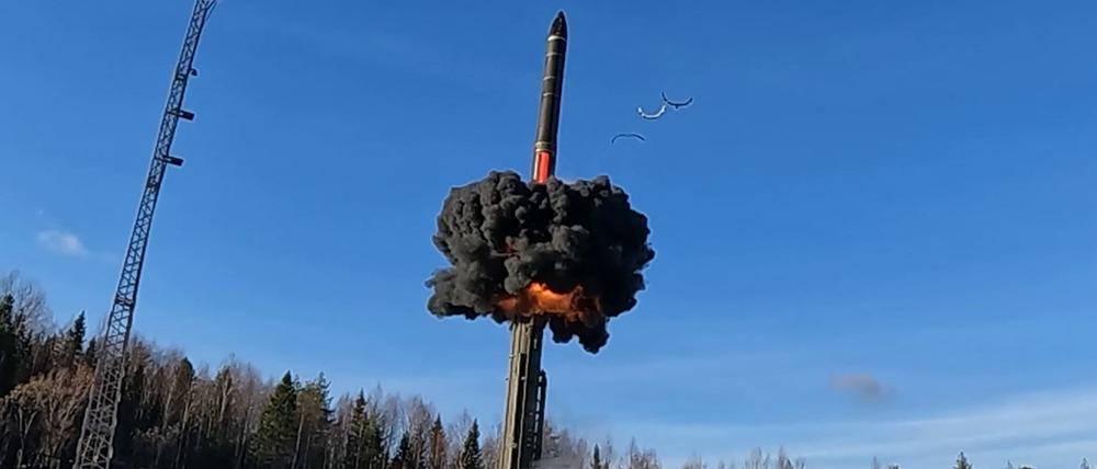 Das Foto vom 22. Oktober 2025 zeigt den Start einer Interkontinentalrakete vom Typ Yars auf dem Testgelände Plesetsk in Nordrussland während Übungen der russischen Atomstreitkräfte.