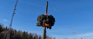 Das Foto vom 22. Oktober 2025 zeigt den Start einer Interkontinentalrakete vom Typ Yars auf dem Testgelände Plesetsk in Nordrussland während Übungen der russischen Atomstreitkräfte. 
