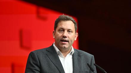 Lars Klingbeil (SPD), Bundesminister der Finanzen, hält eine Rede beim Kongress der Industriegewerkschaft Bergbau, Chemie, Energie (IGBCE) im Hannover Congress Centrum (HCC).