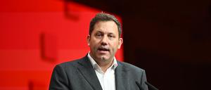 Lars Klingbeil (SPD), Bundesminister der Finanzen, hält eine Rede beim Kongress der Industriegewerkschaft Bergbau, Chemie, Energie (IGBCE) im Hannover Congress Centrum (HCC).