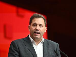 Lars Klingbeil (SPD), Bundesminister der Finanzen, hält eine Rede beim Kongress der Industriegewerkschaft Bergbau, Chemie, Energie (IGBCE) im Hannover Congress Centrum (HCC).