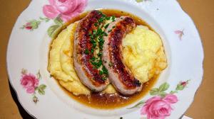 Deftiges Essen auf blumigen Tellern: Bar Basta.