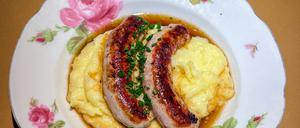 Deftiges Essen auf blumigen Tellern: Bar Basta.