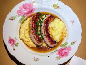 Deftiges Essen auf blumigen Tellern: Bar Basta.