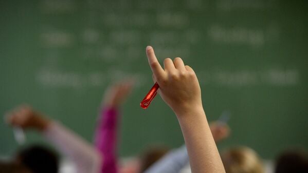 Eine Schülerin meldet sich am 20.05.2015 in einem Klassenzimmer im Theodor-Heuss-Gymnasium in Esslingen (Baden-Württemberg) während des Englischunterrichts der Klasse 5e. Foto: Marijan Murat/dpa (zu lsw Meldung: «Gewerkschaften unzufrieden mit Plänen zum Schulfach Wirtschaft» vom 07.11.2015) +++(c) dpa - Bildfunk+++